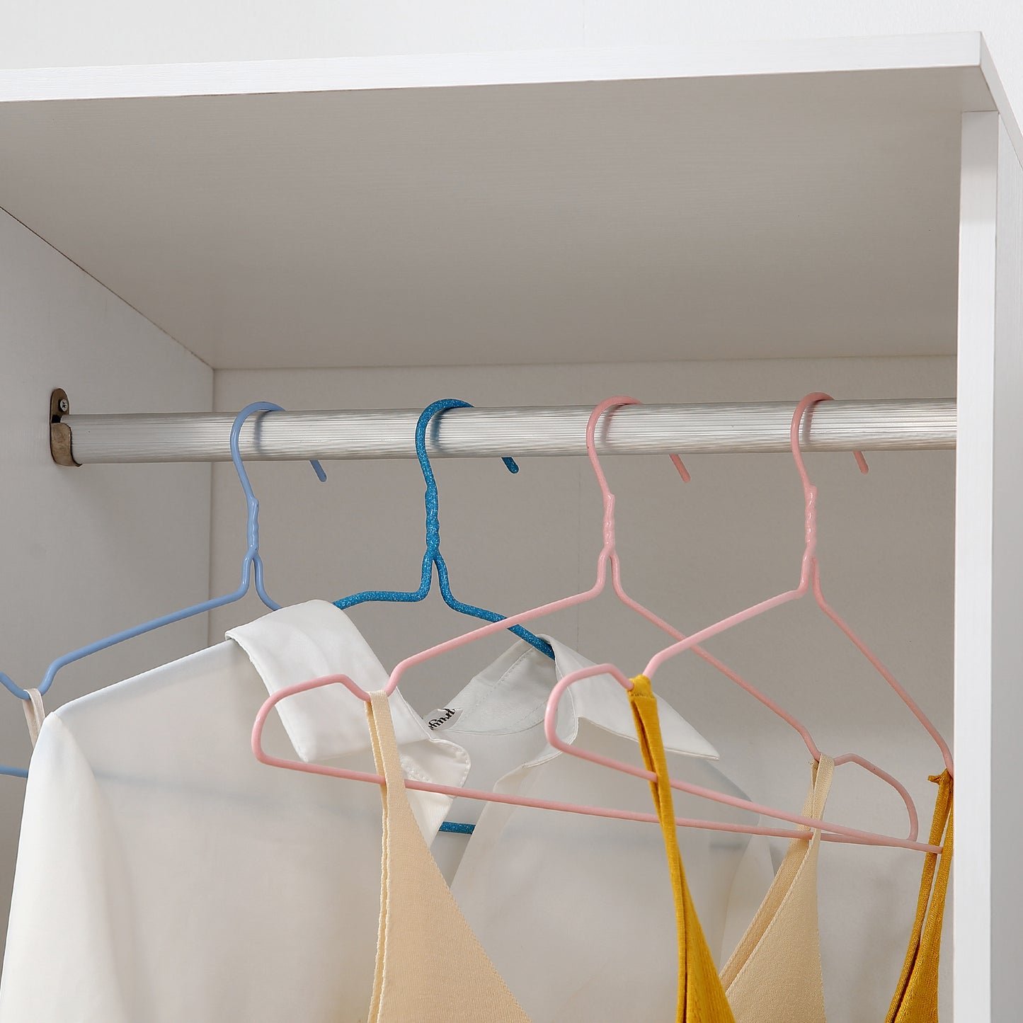 Open Wardrobe on Wheels, Bedroom Wardrobe with Clothes Hanging Rail, 3 Storage Shelves, Mobile Garment Rack for Cloakroom, Hallway, White